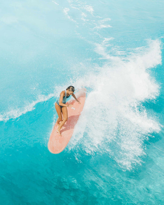 Imagen chica haciendo surf